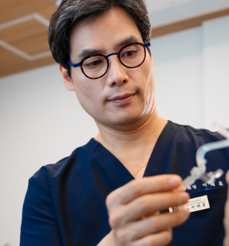 Dr. Tae-Hoon Lee demonstrating a rhinoplasty surgical guide