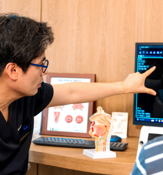 Dr. Tae-Hoon Lee reviewing a CT scan